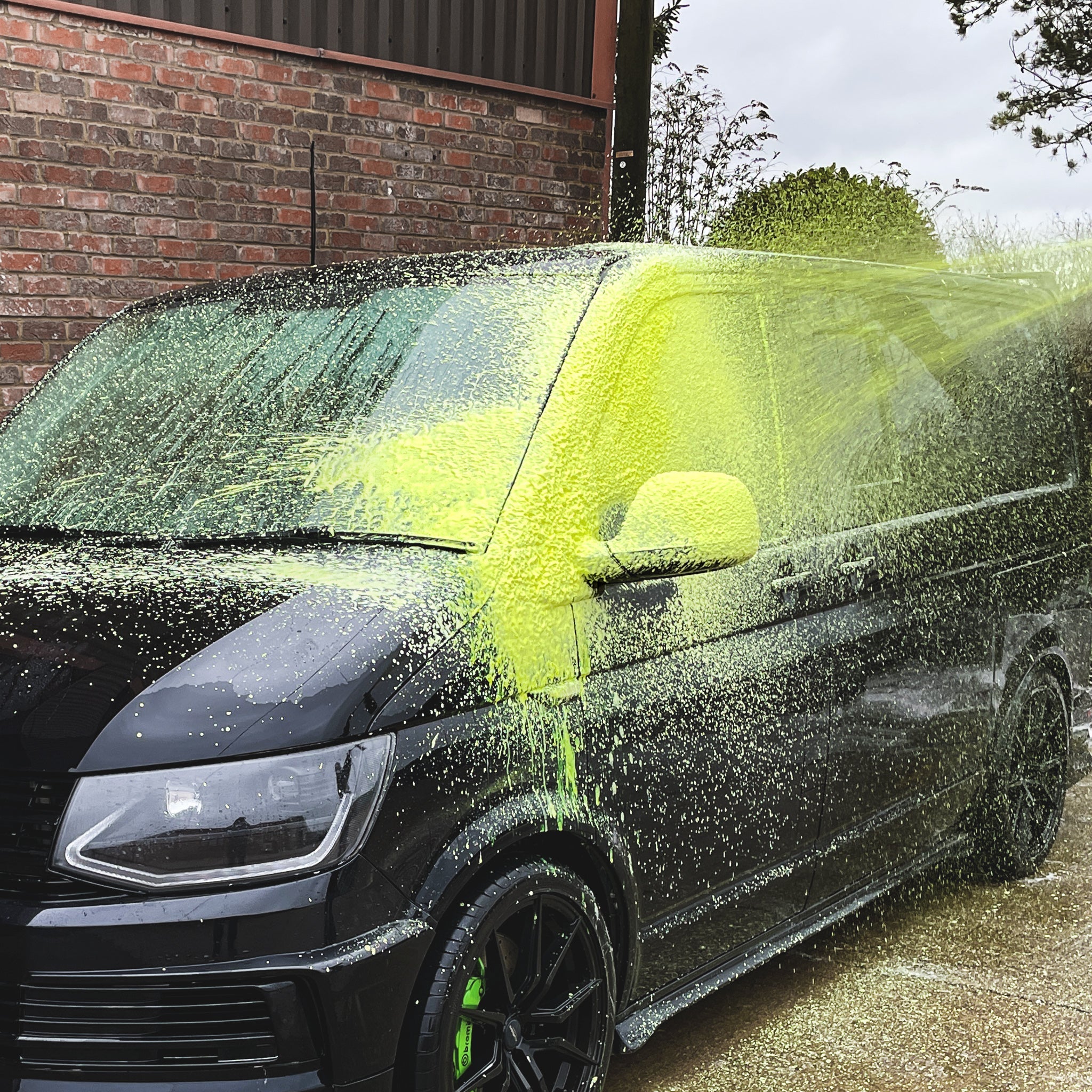 GLO - YELLOW SNOW FOAM - Per Hagen Bilrekvisita