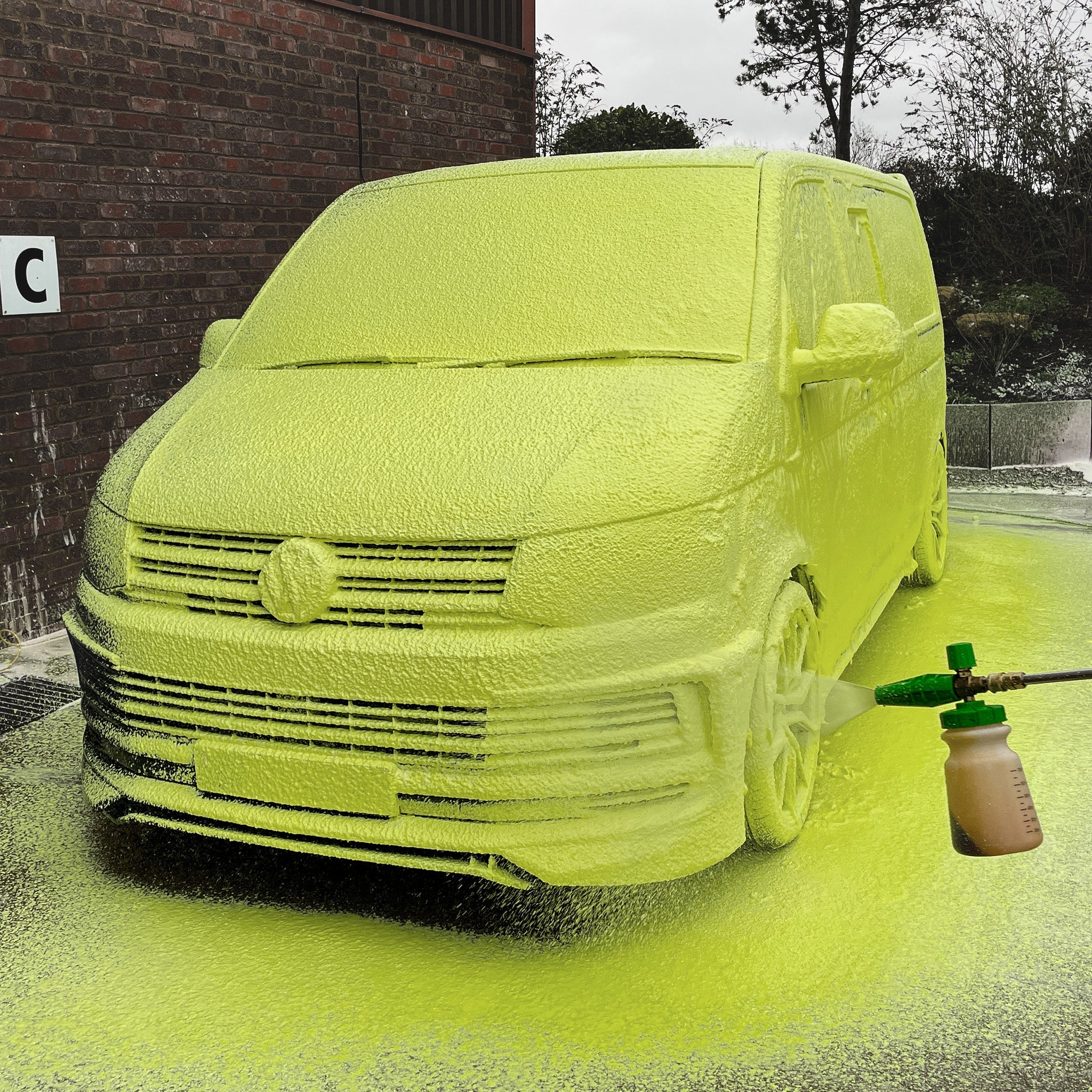 GLO - YELLOW SNOW FOAM - Per Hagen Bilrekvisita