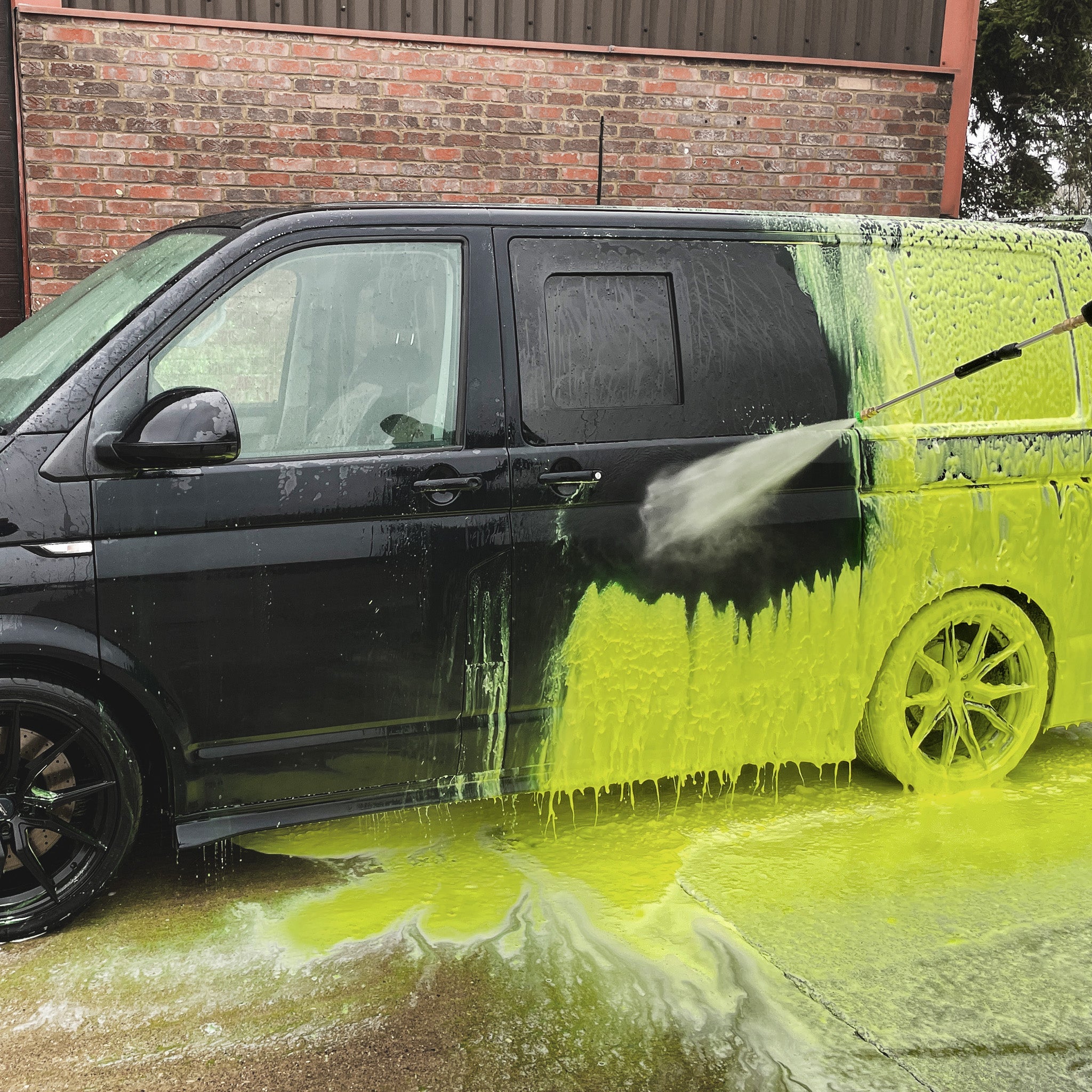 GLO - YELLOW SNOW FOAM - Per Hagen Bilrekvisita